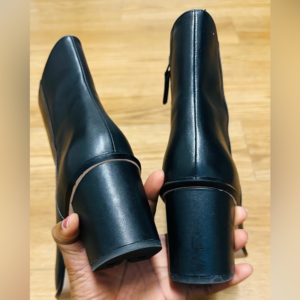 Tory Burch
HEELED BLACK ANKLE LEATHER BOOT - Picture 14 of 14